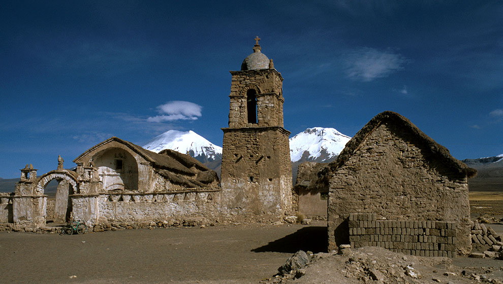Sajama - Kirche mit Parinacota und Pomerape