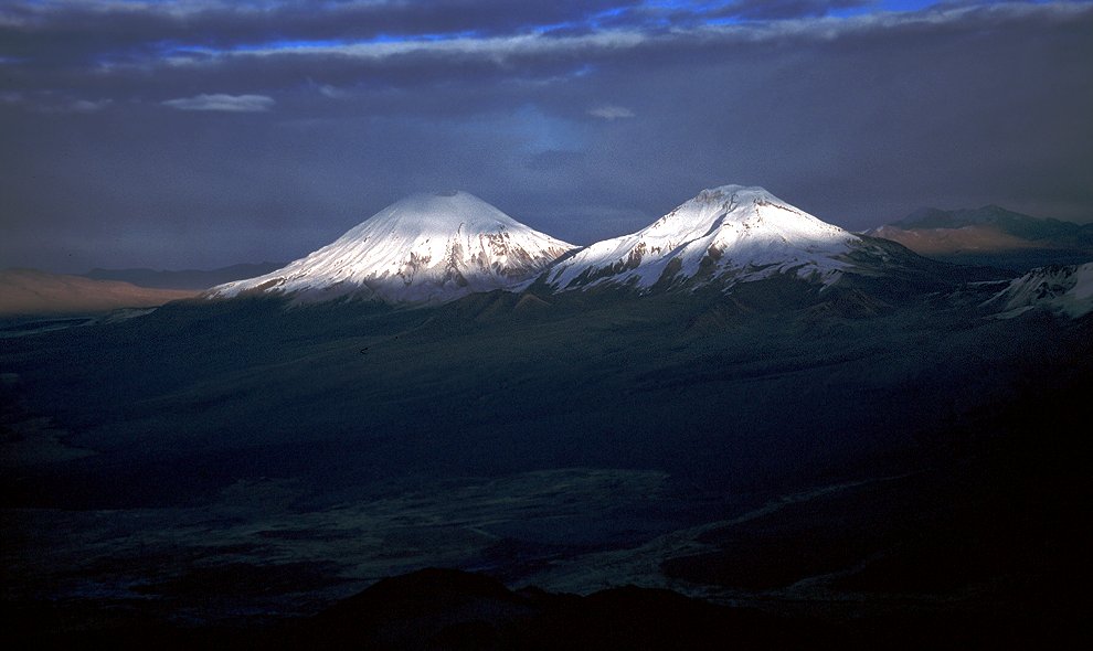 Die beiden erloschenen Vulkane Parinacota, 6.342&nbsp;m und Pomerape, 6.282&nbsp;m kurz nach Sonnenaufgang vom Sajama aus gesehen
