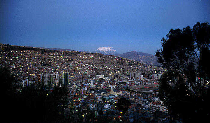 La Paz am Abend, im Hintergrund der Illimani