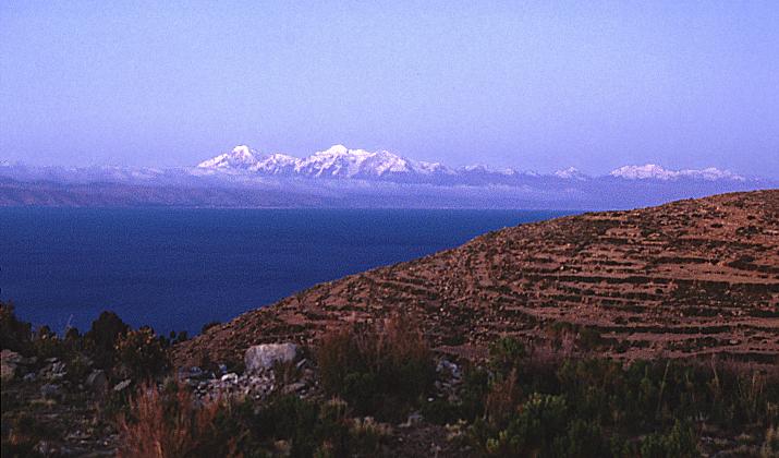 Cordillera Real mit Illampu und Jankhouma &uuml;ber dem Titicacasee